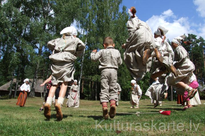 Folkloras kopa "Tarkšķi"